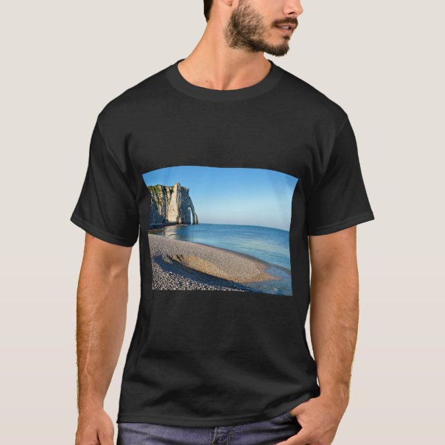 Camiseta Playa de guijarros y acantilado de Etretat en Fran (Anverso)