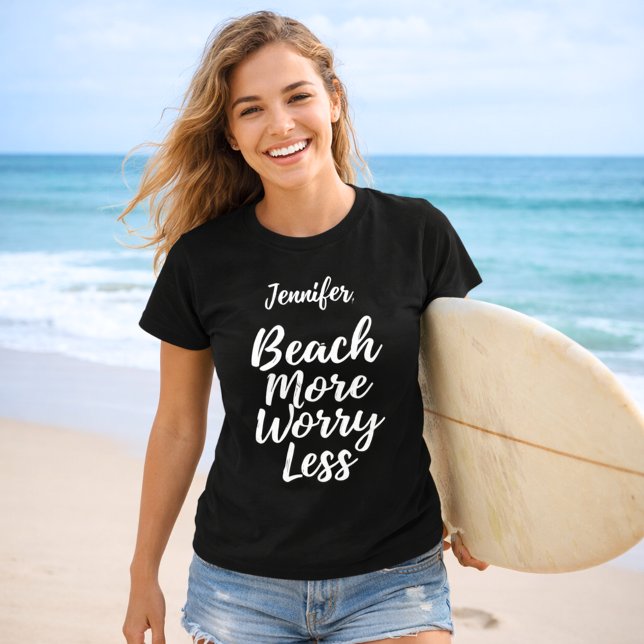Camiseta Playa más preocupación menos nombre de cita negro (Subido por el creador)