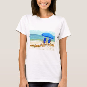 Camiseta Playa, paraguas y sillas en la orilla
