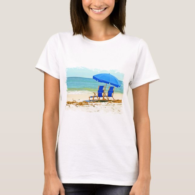 Camiseta Playa, paraguas y sillas en la orilla (Anverso)