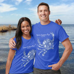 Camiseta Playa Personalizado de cangrejo azul náutico de Gu<br><div class="desc">Celebre el verano, el océano y la playa con este diseño de cangrejo azul vintage. Un ilustracion rústico con grabado de cangrejo azul se encuentra sobre un fondo de lino tostado. Añade tu texto personalizado - monograma, apellido, nombre de la casa de playa, año establecido, etc - o si lo...</div>