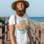Camiseta Playa virgen cuta olas de sol vacaciones mujeres<br><div class="desc">Camisetas femeninas de estilo vintage con bonitas olas verde azuladas del océano y un sol brillante con palmeras en verano. El diseño fresco y granulado se complementa con el angustiado texto verde azulado azul personalizado para sus vacaciones familiares o viaje a la playa.</div>