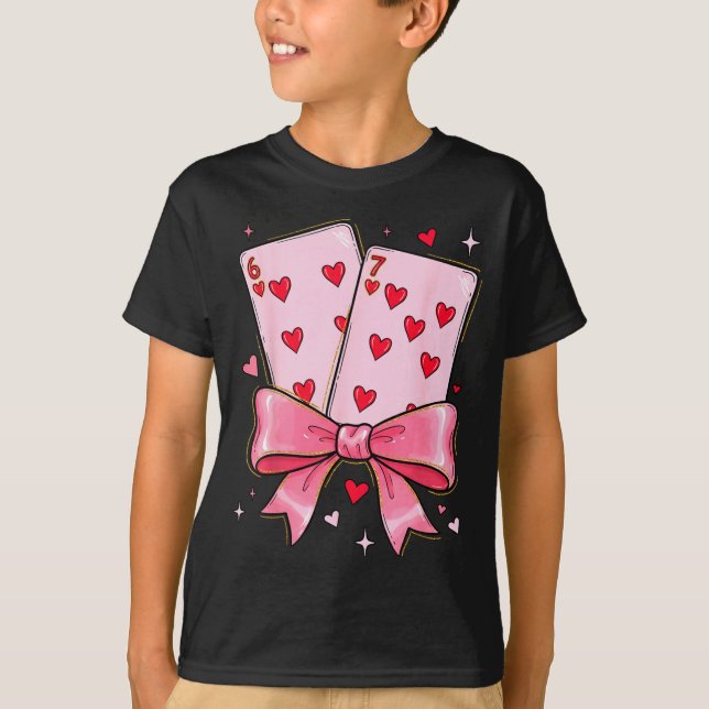 Camiseta Playing Cards 6 7 Of Hearts 67 Six Seven Meme Bow  (Anverso)