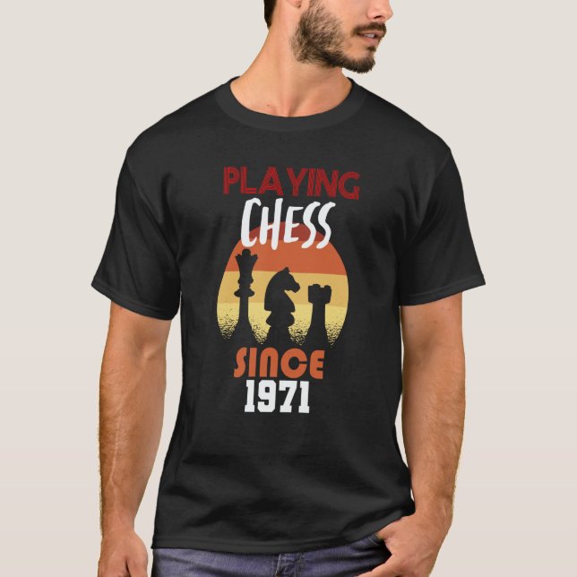 Camiseta Playing chess since 1971 (Anverso)