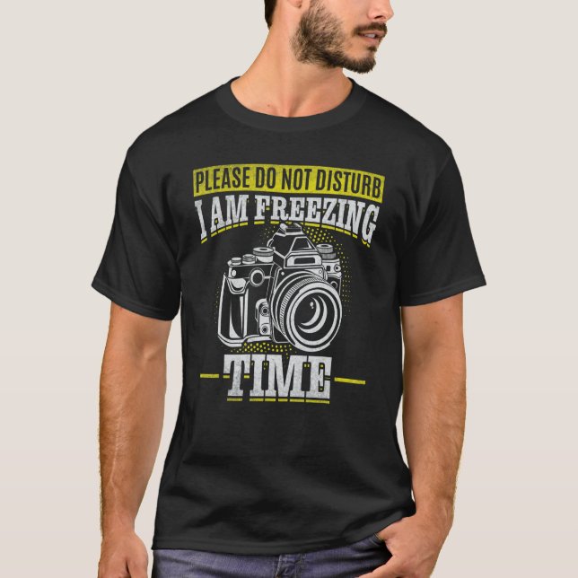 Camiseta Please Do Not Disturb I Am Freezing Time  Photogra (Anverso)