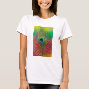 Camiseta pluma de pavo real de cerca