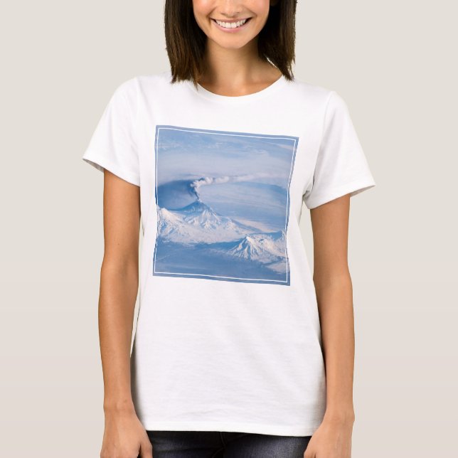 Camiseta Pluma Emanando Del Volcán Kliuchevskoi. (Anverso)