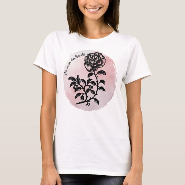Camiseta Pluma y Rosa de tinta sobre rosa - Enfoque en la b (Anverso)