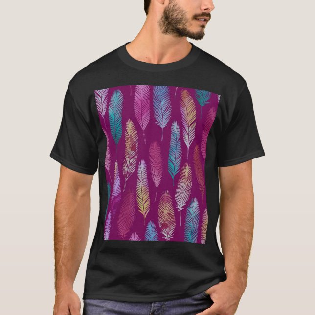 Camiseta Plumas coloridas: patrón de fondo morado. (Anverso)