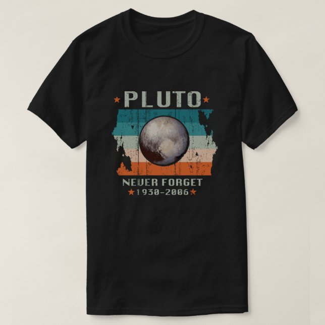 Camiseta Pluto Never Forget 1930-2006 (Diseño del anverso)