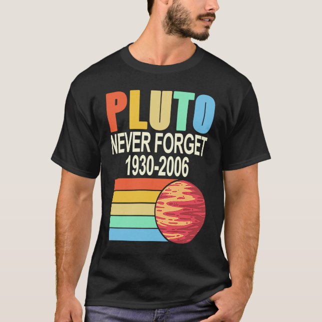 Camiseta PLUTO Never Forget 1930 2006 Cool Retro Planet Pre (Anverso)