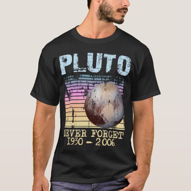 Camiseta Pluto Never Forget T-Shirt design (Anverso)