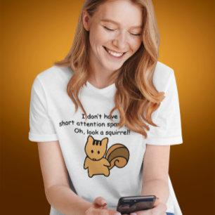 Camiseta Poca atención se centra en la ardilla Divertida di