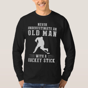Camiseta Poderosa de bastón: Viejo domina con el hockey