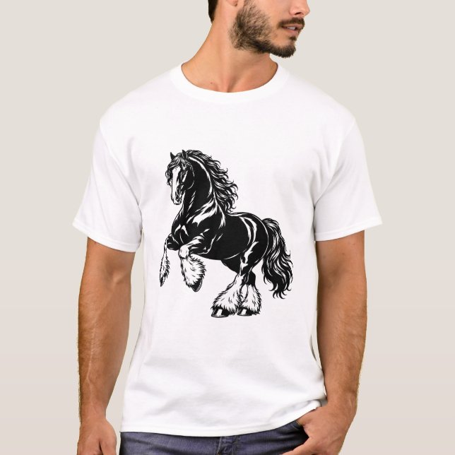 Camiseta Poderosa ilustración del caballo Shire negro y bla (Anverso)