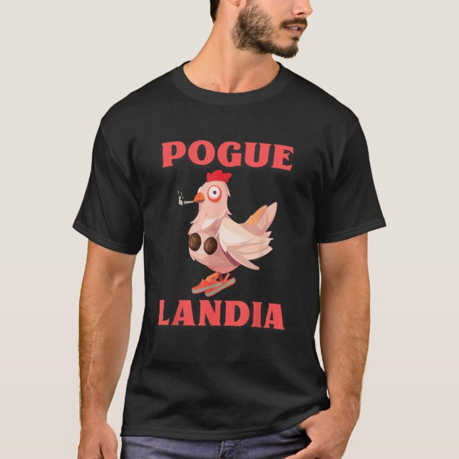 CAMISETA POGUELANDIA CHICKEN DE BANDERA EN UN COCOTERO DE F (Anverso)