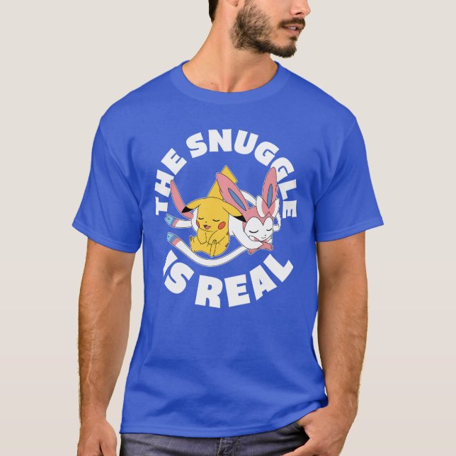 Camiseta Pokmonhe Snuggle Is Real Pikachu And Sylveon funny (Anverso)