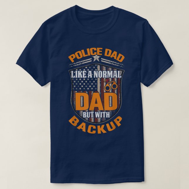 Camiseta Police Dad Like A Normal Dad But With Backup Polic (Diseño del anverso)