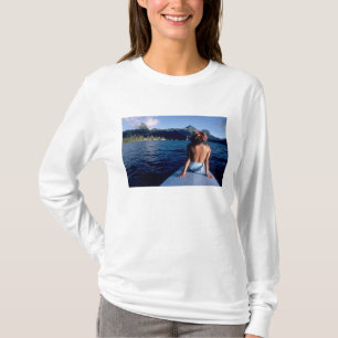 Camiseta Polinesia Francesa, Morea. Mujer disfrutando de la