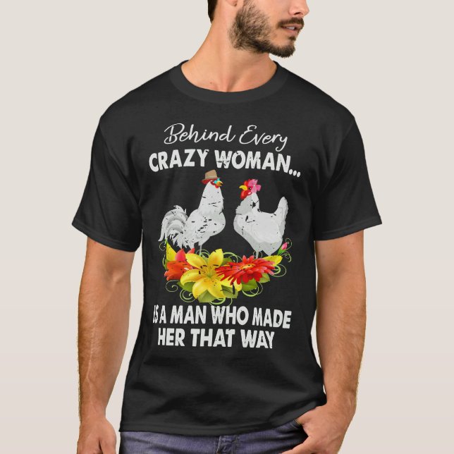 Camiseta Pollo detrás de cada loca mujer (Anverso)