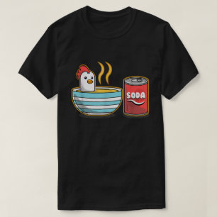 Camiseta Pollo picante en un tazón de sopa con soda puede j