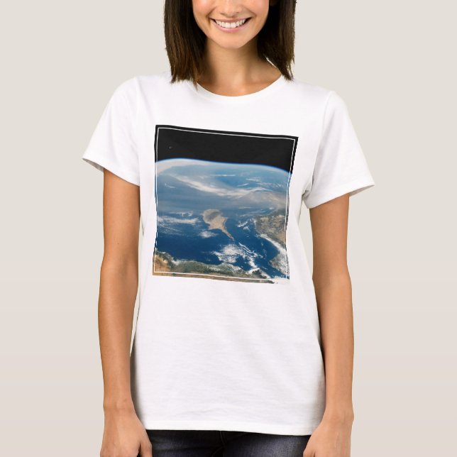 Camiseta Polvo Sobre El Mar Mediterráneo Y La Isla De Chipr (Anverso)