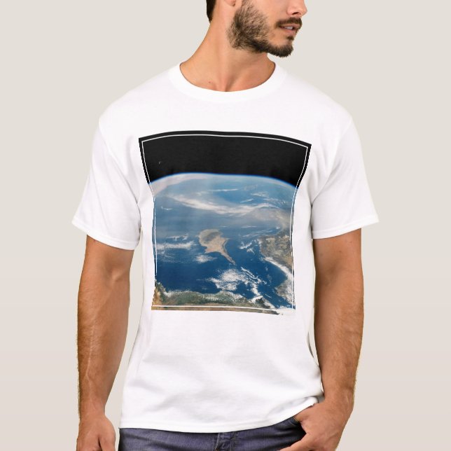 Camiseta Polvo Sobre El Mar Mediterráneo Y La Isla De Chipr (Anverso)