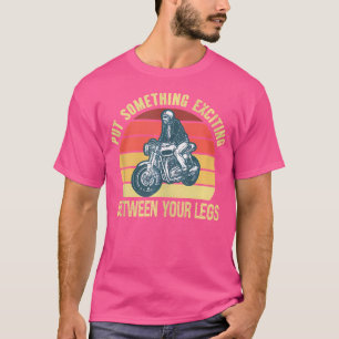 Camiseta Ponga Algo Emocionante Entre Las Piernas De La Mot