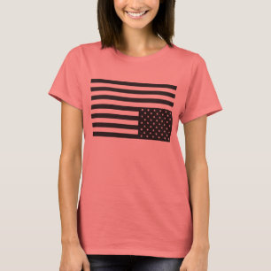 Camiseta Poniendo la bandera estadounidense de negro.