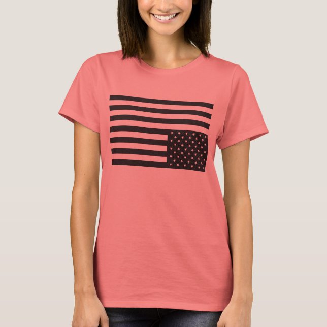 Camiseta Poniendo la bandera estadounidense de negro. (Anverso)