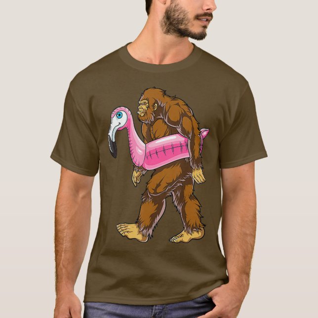 Camiseta Pool Party Bigfoot Flamingo T shirt Sasquatch (Anverso)