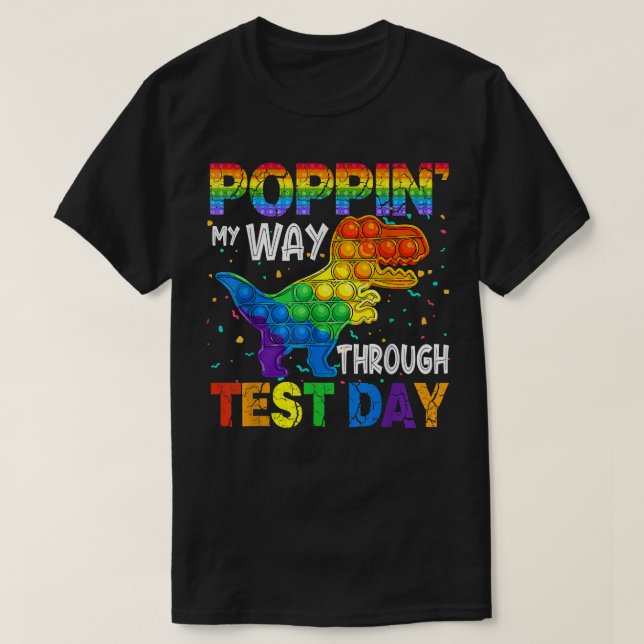 Camiseta Poppin My Way Through Test Day Pop It dinosaur ki (Diseño del anverso)