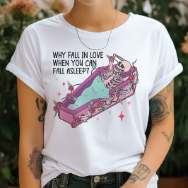Camiseta ¿Por Qué Caer Enamorado, Cuando Puedes Dormir Góti