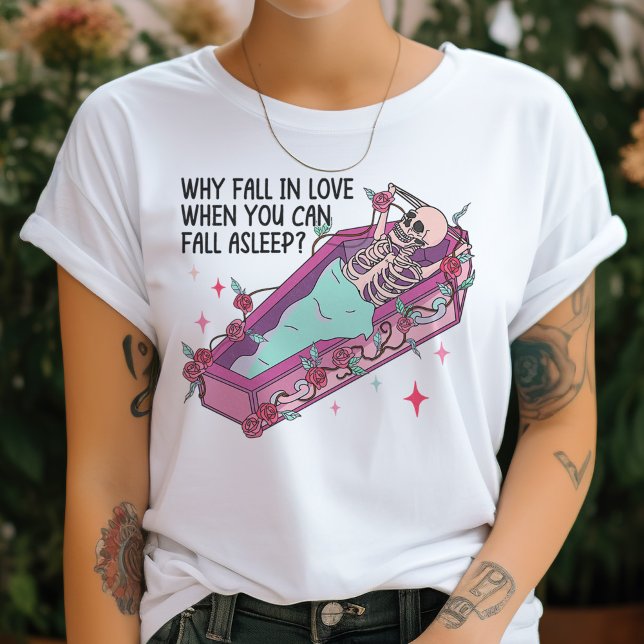 Camiseta ¿Por Qué Caer Enamorado, Cuando Puedes Dormir Góti (Subido por el creador)