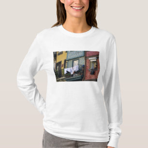 Camiseta Portugal, Oporto (Porto). Mujer colgando ropa