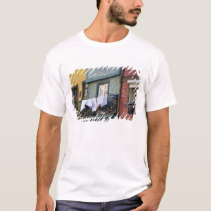 Camiseta Portugal, Oporto (Porto). Mujer colgando ropa