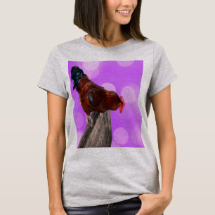 Camiseta Posado en Majestad: Gallo en Resplandor Púrpura So