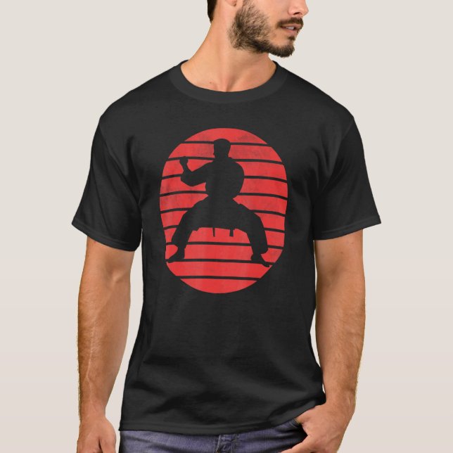 Camiseta Pose Divertida de Karate Silueta Sobre un Fondo de (Anverso)