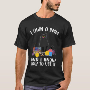 Camiseta Poseo una 9MM y sé cómo usarla Gato de ganchillo