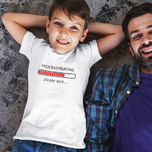 Camiseta Posponiendo Por Favor Espere