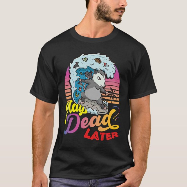 Camiseta Possum 80's Play Dead Later Surfing Possum (Anverso)