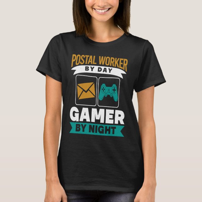 Camiseta Postal Worker By Day Gamer By Night Mailman Gaming (Anverso)