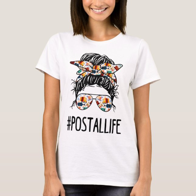 Camiseta Postallife Messy Bun Mail Carrier Mamáes de trabaj (Anverso)
