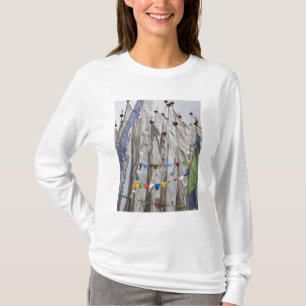 Camiseta Postes de banderas de oración en la montaña, Yoton