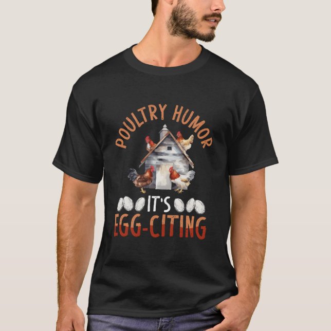 Camiseta Poultry Humor Its Egg-Citing Backprint Chicken (Anverso)