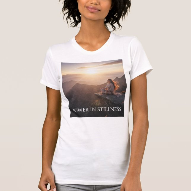 Camiseta Power in Stillness – Calm Is the New Strength (Anverso)