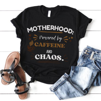 Camiseta Powered by Caffeine and Chaos Motherhood Tee