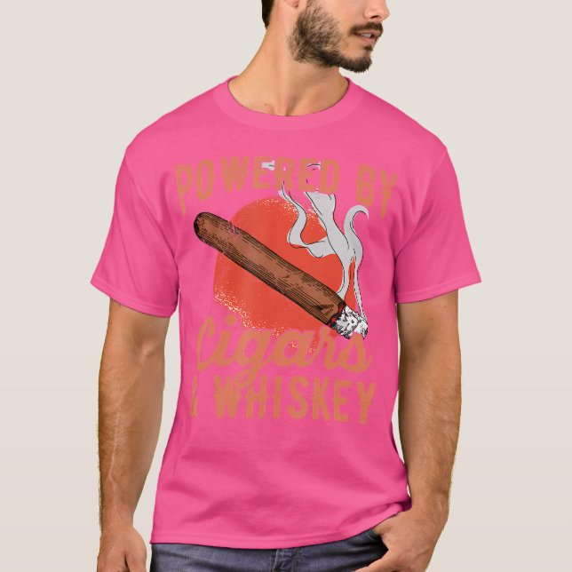 Camiseta Powered By Cigars Whiskey For A Cigar Expert (Anverso)