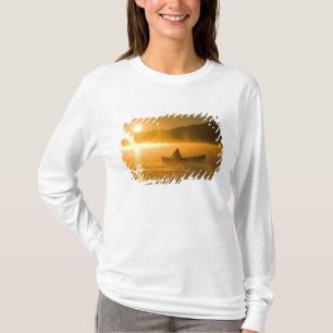 Camiseta Practicando canoa en la bahía de Lily al amanecer,