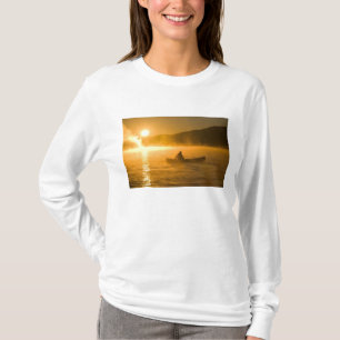 Camiseta Practicando canoa en Lily Bay al amanecer, Lago Mo